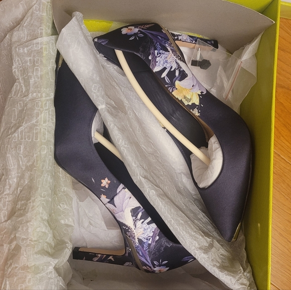 🍒NIB🍒 TED BAKER SATIN NAVY FLORAL HEELS - Picture 7 of 11